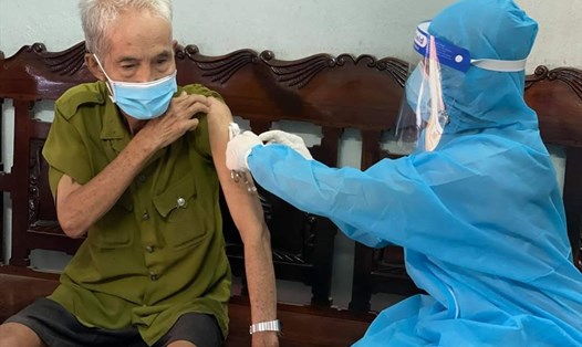 Tiêm vaccine COVID-19 mũi bổ sung cho người cao tuổi ở TP.Hồ Chí Minh. Ảnh: HCDC