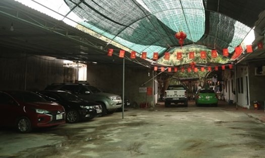 Một bãi giữ xe ôtô tự phát tại khu vực sân bay Nội Bài. Ảnh LĐ