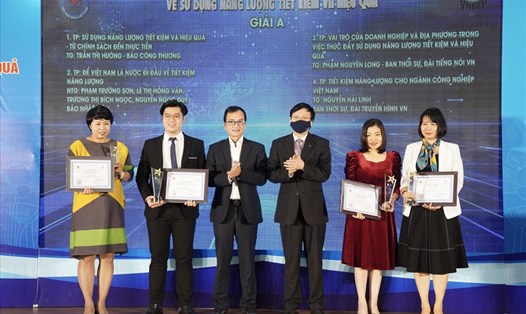 Tác giả, nhóm tác giả đạt giải A - Giải thưởng Báo chí tuyên truyền về sử dụng năng lượng tiết kiệm và hiệu quả năm 2021. Ảnh: Hữu Chánh.
