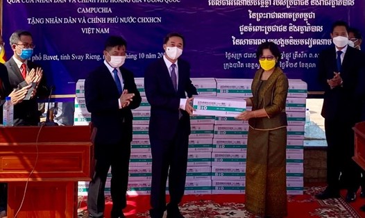 Lễ bàn giao 200.000 liều vaccine Campuchia tặng Việt Nam 29.10.2021, tại cửa khẩu quốc tế Mộc Bài (Tây Ninh) - Bavet (Svay Rieng). Nguồn: BNG