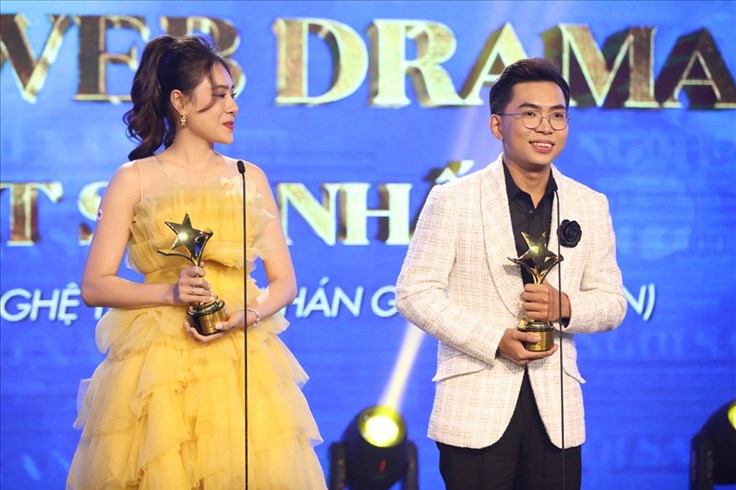 NSƯT Hữu Châu chúc mừng Minh Dự nhận giải Ngôi sao xanh