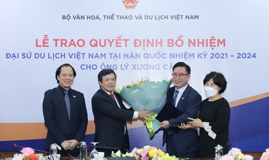 Thứ trưởng Bộ VHTTDL Đoàn Văn Việt (thứ 2 từ trái sang) trao quyết định bổ nhiệm Đại sứ Du lịch Việt Nam tại Hàn Quốc cho ông Lý Xương Căn. Ảnh: H.M