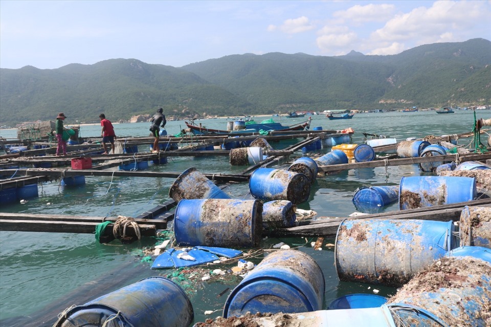 Lồng bè nuôi trồng thủy sản ở Bình Hưng tan nát do sóng lớn gây ra. Ảnh: CC