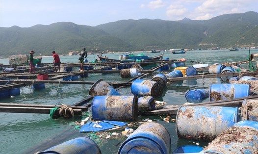 Lồng bè nuôi trồng thủy sản ở Bình Hưng tan nát do sóng lớn gây ra. Ảnh: CC