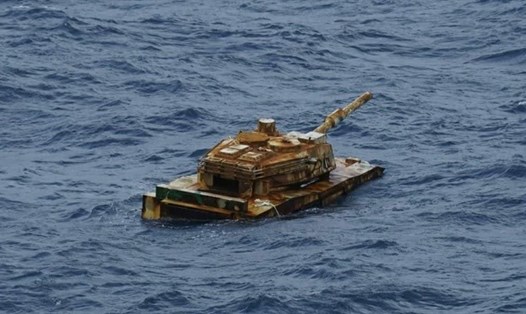 Chiếc xe tăng bí ẩn trôi nổi trên vùng biển Indonesia. Ảnh: Twitter