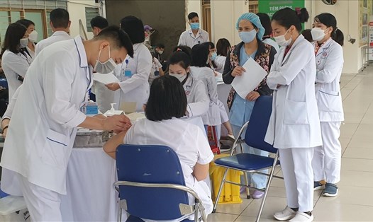 Quảng Ninh bắt đầu tiêm mũi 3 vaccine phòng COVID-19. Lực lượng y tế được tiêm trong đợt đầu. Ảnh: Nguyễn Hùng