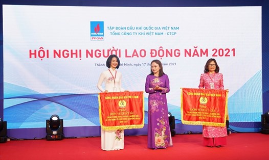 Công đoàn Dầu khí Việt Nam trao tặng Cờ thi đua cho các đơn vị. Ảnh: CĐN