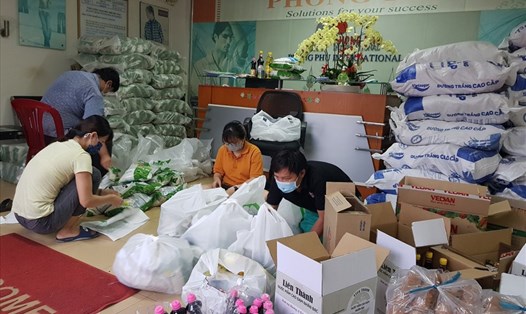 Chuẩn bị các gói quà hỗ trợ tại Công đoàn cơ sở Công ty CP Quốc tế Phong Phú (ảnh minh họa). Ảnh: CĐN
