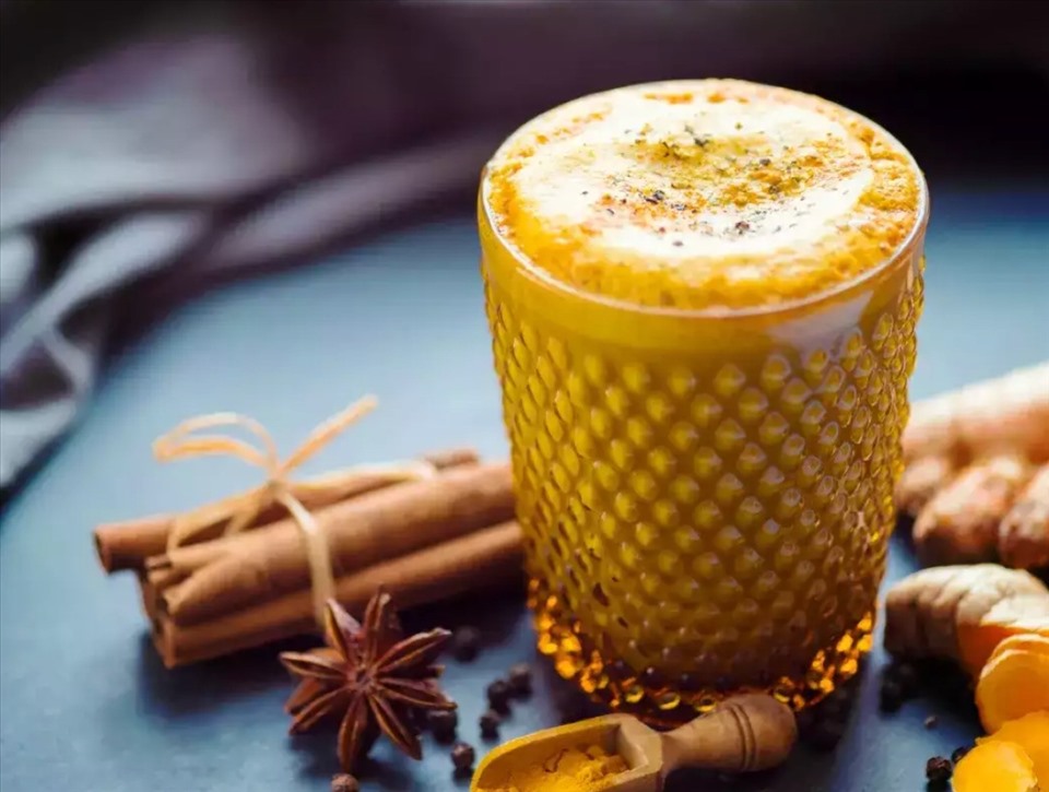 Sữa nghệ là đồ uống bắt nguồn từ Ấn Độ, hiện khá phổ biến ở các nước phương Tây. Đây là thức uống nhiều dinh dưỡng, phù hợp với mùa đông. Ảnh: Times Food