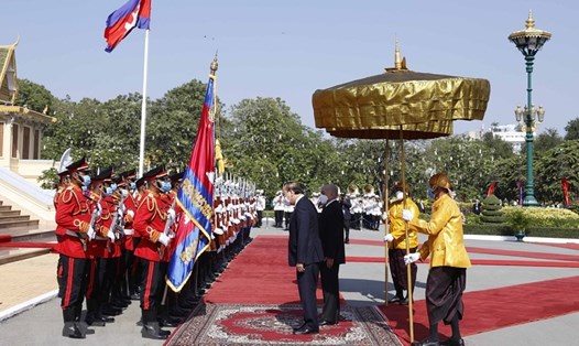 Lễ đón trọng thể Chủ tịch nước Nguyễn Xuân Phúc thăm cấp Nhà nước tới Campuchia. Ảnh: TTXVN