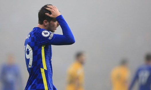 Mason Mount thất vọng khi Chelsea bị Wolves chia điểm. Ảnh: AFP