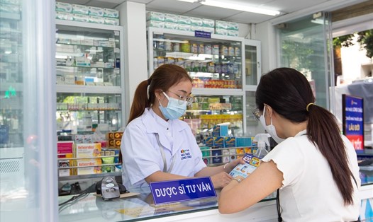 Nhân viên nhà thuốc FPT Long Châu sẵn sàng tư vấn cho khách hàng. Ảnh: DNCC.