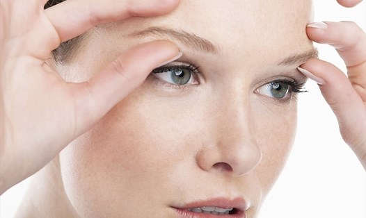 Massage mắt thường xuyên sẽ giúp tăng cường tuần hoàn máu, giảm đi sự mệt mỏi. Ảnh: Xinhua