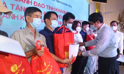 Hỗ trợ 500 suất quà cho công nhân bị ảnh hưởng COVID-19 tại Khánh Hoà. Ảnh: Phương Linh
