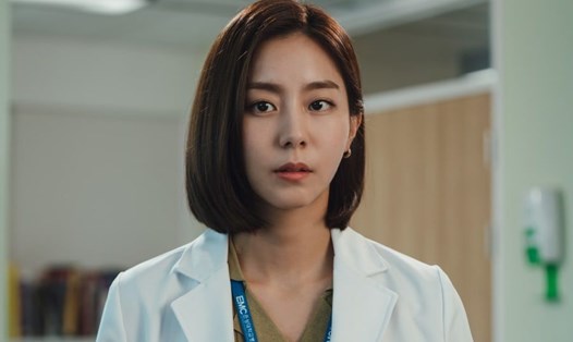 Tạo hình xinh đẹp của UEE trong vai bác sĩ. Ảnh: Poster tvN.