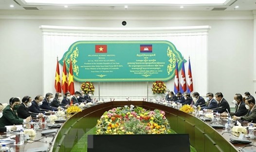 Chủ tịch nước Nguyễn Xuân Phúc hội kiến với Thủ tướng Campuchia Hun Sen. Ảnh: TTXVN