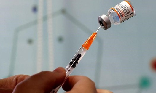 Israel sẽ tiêm vaccine COVID-19 liều 4 cho người trên 60 tuổi. Ảnh: AFP