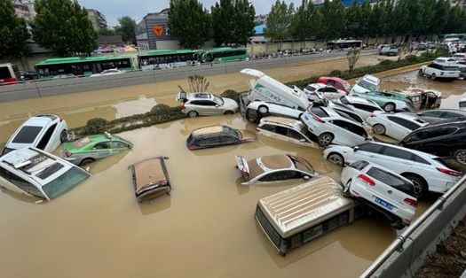 Mưa lớn gây lụt nghiêm trọng ở Trịnh Châu, Hà Nam, Trung Quốc. Ảnh: AFP