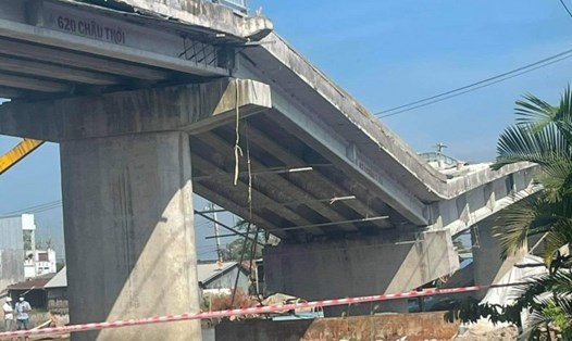 Cầu Cái Đôi Vàm, huyện Phú Tân, tỉnh Cà Mau lún trụ sập vào ngày 21.12.2021. Ảnh: bạn đọc cung cấp