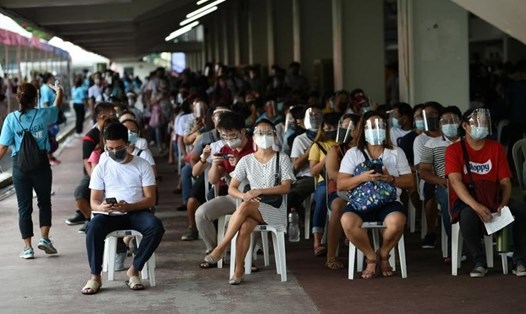 Người dân chờ để được tiêm vaccine COVID-19 ở Philippines. Ảnh: TED ALJIBE/AFP