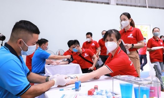 CNVCLĐ Công ty Nhiệt điện Phú Mỹ và các đơn vị trực thuộc EVNGENCO3 tham gia hiến máu nhân đạo. Ảnh: Đức Long