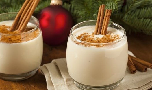 Cocktail trứng sữa hay eggnog là một món uống ngon miệng và được ưa thích trong dịp Giáng sinh ở phương Tây. Ảnh chụp màn hình