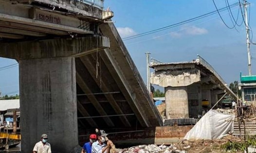 Hiện trường sau sự cố cầu Cái Đôi Vàm, huyện Phú Tân, tỉnh Cà Mau sập vào ngày 21.12. Ảnh: Người dân cung cấp