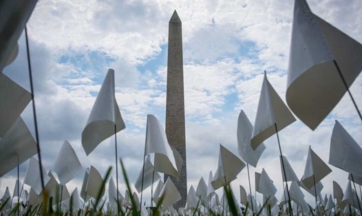 Hơn 830.000 người ở Mỹ đã tử vong do COVID-19. Mỗi lá cờ trắng ở Quảng trường Quốc gia tại thủ đô Washington D.C tưởng niệm một nạn nhân. Ảnh: AFP