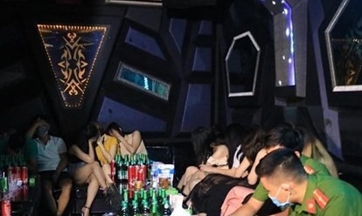 Ban chỉ đạo phòng, chống dịch COVID-19 huyện Kiến Xương (tỉnh Thái Bình) vừa ra thông báo khẩn tìm người liên quan đến các ca bệnh là nhân viên, tiếp viên quán karaoke. Ảnh minh họa.