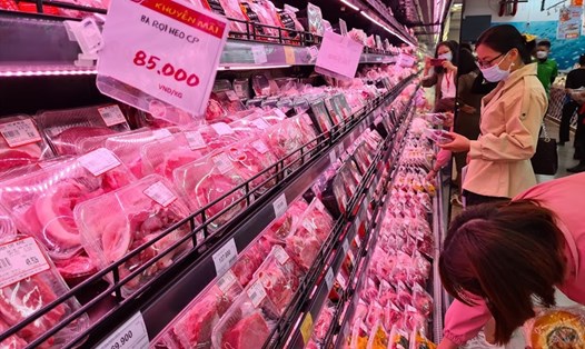 Nguồn cung thực phẩm, thịt lợn tại các siêu thị và chợ dân sinh dồi dào. Ảnh: Vũ Long