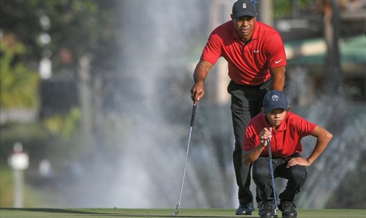 Tiger Woods và cậu con trai Charlie Woods lần đầu tiên thi đấu cùng nhau tại sự kiện PNC Championship. Ảnh: Golf Digest