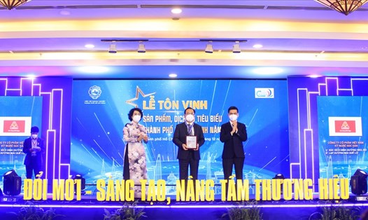 Ông Nguyễn Ngọc An - Tổng Giám đốc Cty VISSAN nhận danh hiệu Sản phẩm, dịch vụ tiêu biểu TPHCM 2021.