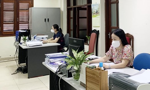 Cán bộ Phòng Quản lý thu, BHXH tỉnh Quảng Ninh rà soát doanh nghiệp bị ảnh hưởng bởi dịch COVID-19 để triển khai tạm dừng đóng quỹ hưu trí, tử tuất theo quy định. Ảnh: BHQN