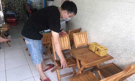 Ngoài làm công nhân, anh Nguyễn Thanh Tâm mở thêm tiệm bán chè nho nhỏ để tăng thêm thu nhập cho gia đình. Tết Dương lịch năm nay, anh Tâm được thưởng 500.000 đồng. Ảnh: Minh Phương