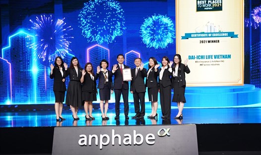 Ông Đào Quốc Trung – Phó Tổng Giám đốc Kênh Phân phối Mở rộng Dai-ichi Life Việt Nam (giữa) nhận giải Top 3 Nơi làm việc tốt nhất