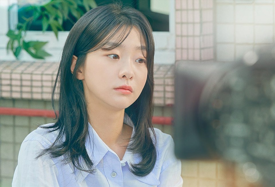 Kim Da Mi đóng vai cô gái độc lập, kiêu hãnh trong “Our Beloved Summer”. Ảnh: NSX. Kim Da Mi đóng vai cô gái độc lập, kiêu hãnh trong “Our Beloved Summer”. Ảnh: NSX.