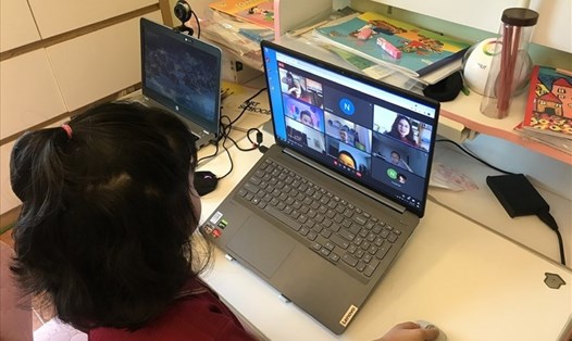Nhiều trường học tại Hà Nội lựa chọn phương án kiểm tra trực tuyến đối với học sinh khối 1, 2. Ảnh minh họa: Tường Vân