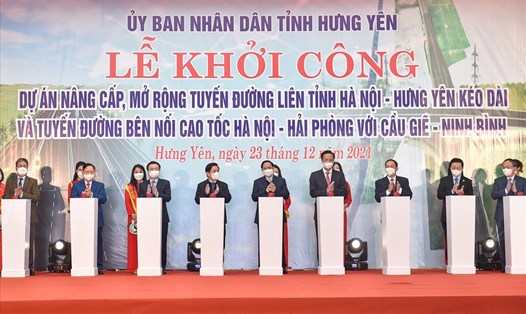 Thủ tướng Phạm Minh Chính dự lễ khởi công 2 công trình hạ tầng giao thông trọng điểm của tỉnh Hưng Yên. Ảnh: Nhật Bắc