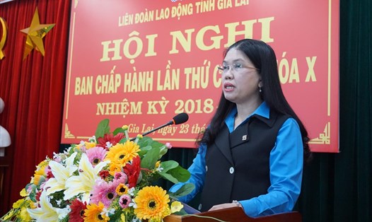 Chủ tịch LĐLĐ tỉnh Gia Lai Trần Lệ Nhung phát biểu tại hội nghị. Ảnh T.T