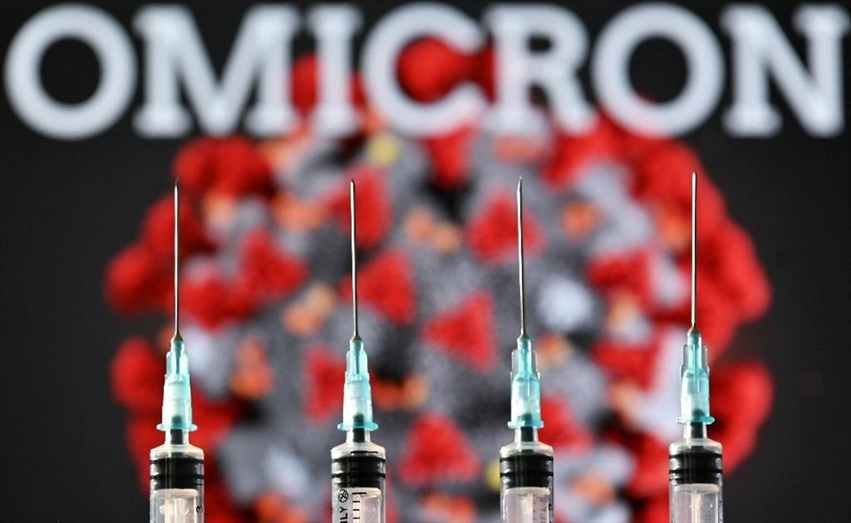 Omicron né tránh được vaccine, nhưng liều tăng cường sẽ cải thiện được điều đó. Ảnh: AFP