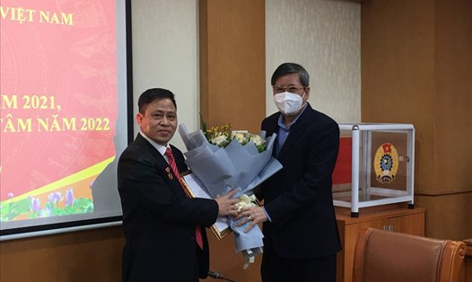 Đồng chí Trần Thanh Hải (bên phải) tặng hoa chúc mừng đồng chí Đậu Đình Châu nhận Huy hiệu 30 năm tuổi Đảng. Ảnh: Kiều Vũ