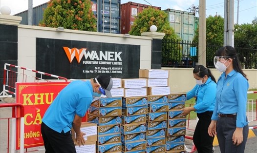 Công đoàn VSIP chuyển hỗ trợ đến người lao động Công ty Wanek. Ảnh: Đ.T