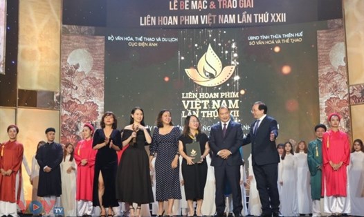 Đại diện đoàn làm phim “Mắt biếc” nhận giải thưởng Bông sen vàng tại Liên hoan phim 22. Ảnh: BTC