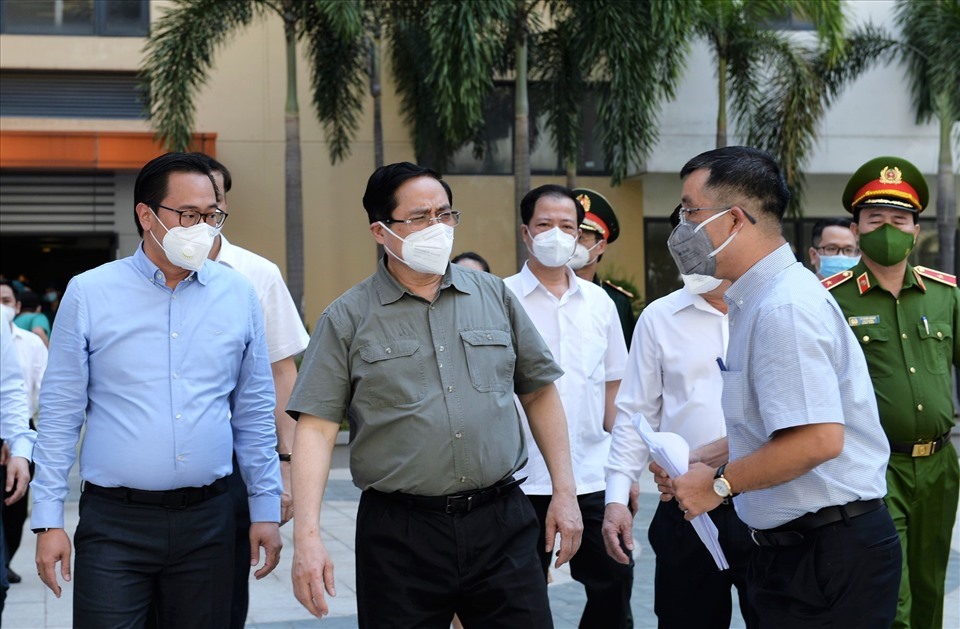 Thủ tướng Phạm Minh Chính kiểm tra công tác chống dịch tại TP.HCM. Ảnh: Nguyên Vũ