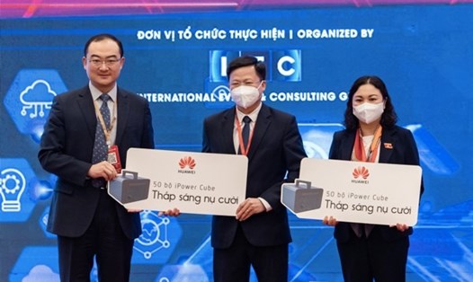 Ông David Wei, Tổng Giám đốc Huawei Việt Nam trao tặng 100 bộ thiết bị trạm sạc dự phòng di động thông minh iSitePower-M