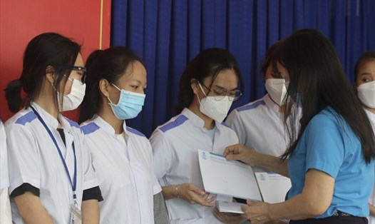 Lãnh đạo LĐLĐ Khánh Hoà trao hỗ trợ cho các em sinh viên tham gia chống dịch tuyến đầu. Ảnh: Phương Linh