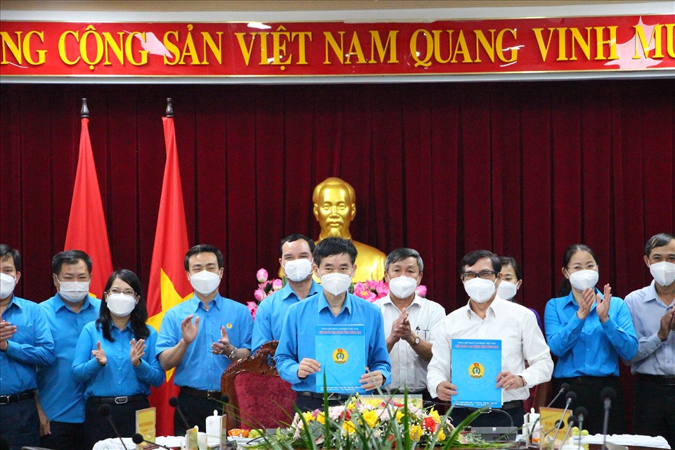 Chủ tịch Tổng LĐLĐVN Nguyễn Đình Khang và Phó Bí thư thường trực tỉnh uỷ Đồng Nai Hồ Thanh Sơn chứng kiến buổi lễ ký kết Quy chế phối hợp giữa Tổng LĐLĐVN và UBND tỉnh Đồng Nai. Ảnh: Hà Anh Chiến