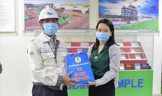 Công đoàn Công ty Doosan Việt Nam tặng quà cho người dân tại các khu cách ly tập trung