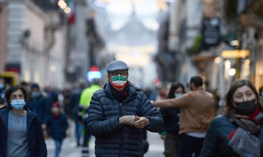 Người dân đeo khẩu trang trên đường phố Rome, Italia. Ảnh: AFP