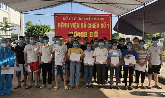 Người lao động là F0 nhận hỗ trợ từ Liên đoàn Lao động tỉnh Bắc Giang (thời điểm tháng 7.2021). Ảnh: Nguyễn Huyền